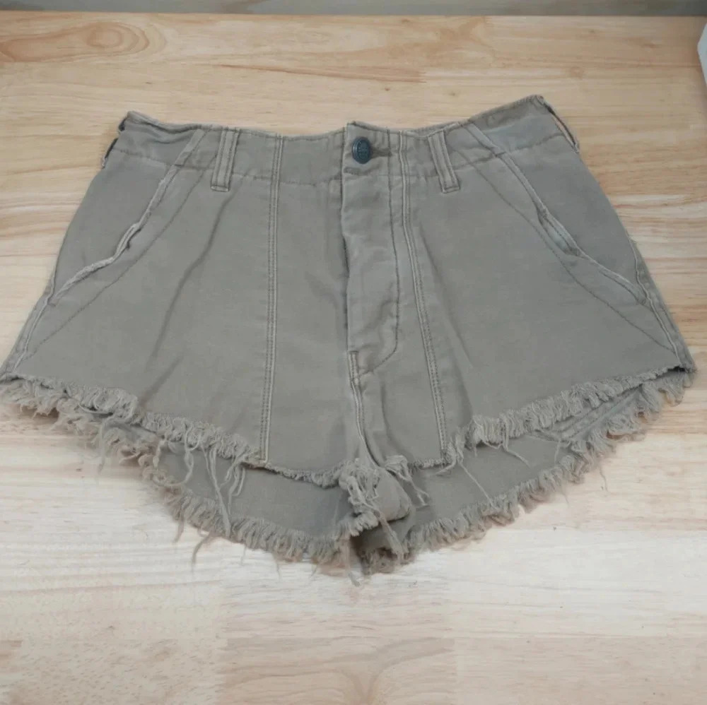 Free People Shorts Raw Frayed hems Tan brown Size 4 Pockets Beach Resort…